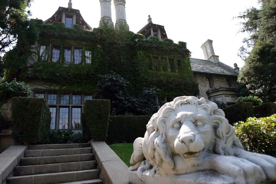 অনেক মহিলাই পেশাদার জীবনের সাফল্যে পেতে প্রাসাদের উপরতলার নির্দেশ চুপচাপ মেনে নিতেন। অনেকে মেনে নিতে না পেরে নিজে থেকেই বেরিয়ে যেতেন। তবে বেশির ভাগকেই তাড়িয়ে দেওয়া হত বলে জানিয়েছেন কাইলা।