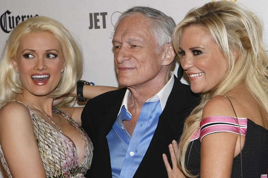 কাইলা উল্লেখ করেছেন, অনেক মডেল হেফনারের প্রাসাদে এই আশায় আসতেন যে, কোনও ধনী অতিথিকে বিয়ে করে বাকি জীবন আনন্দে কাটাবেন। কিন্তু বেশির ভাগ মডেলকেই সহ্য করতে হত যৌন এবং মানসিক নির্যাতন।