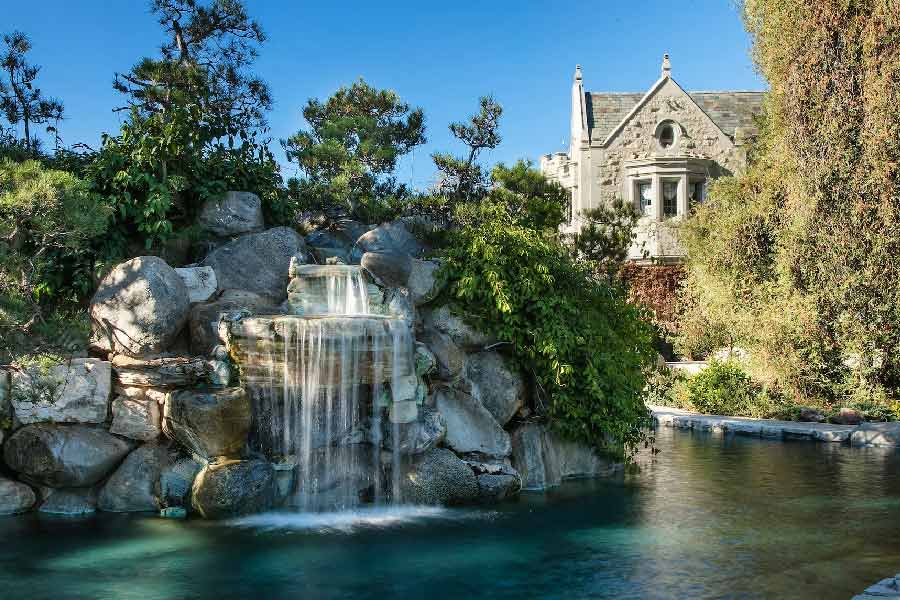 ক্যালিফোর্নিয়ায় চলে যাওয়ার পর, তাঁর শিকাগোর প্রাসাদ ‘স্কুল অফ দ্য আর্ট ইনস্টিটিউট’কে ভাড়া দিয়ে দেন। পরে তিনি ওই শিক্ষা প্রতিষ্ঠানকেই দান করে দেন প্লেবয় ম্যানসন।