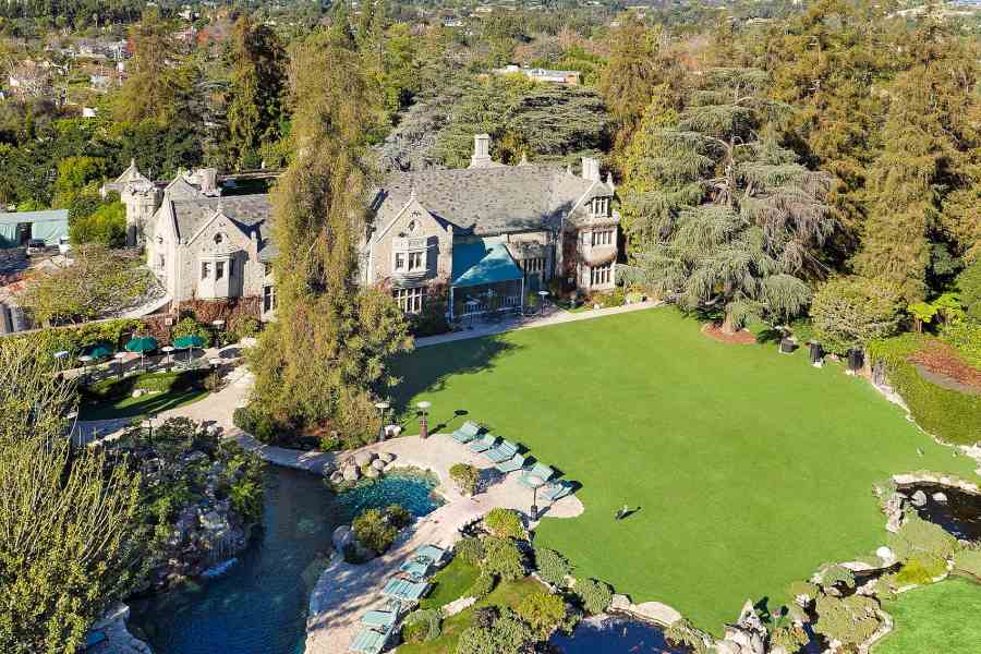 ক্যালিফোর্নিয়ায় গিয়ে প্লেবয়ের মডেল তথা অভিনেত্রী সঙ্গী বার্বি বেনটনের কথায় নতুন প্রাসাদটি তৈরি করেছিলেন হেফনার। ২০১৭ সালে হেফনারের মৃত্যুর পর প্রকাশ্যে আসে, তাঁর জীবদ্দশায় ওই প্রাসাদে রমরমিয়ে চলত মাদকের ব্যবহার। উদ্দাম যৌনতায় মাততেন সেই প্রাসাদের অতিথিরা।