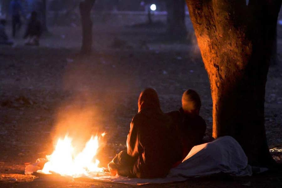 সর্বনিম্ন তাপমাত্রার নিরিখে পুরুলিয়ার পরই রয়েছে বর্ধমান। হাড়কাঁপানি ঠান্ডা সেখানেও। বর্ধমানে পারদ নেমেছে ৭.৩ ডিগ্রি সেলসিয়াসে। 