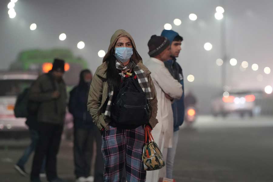 কলকাতার উপকণ্ঠে ব্যারাকপুরের তাপমাত্রা নেমেছে ১০ ডিগ্রির নীচে। সেখানে তাপমাত্রা ৯.৮ ডিগ্রি। মগরার সর্বনিম্ন তাপমাত্রা ৯.৫ ডিগ্রি সেলসিয়াস। 