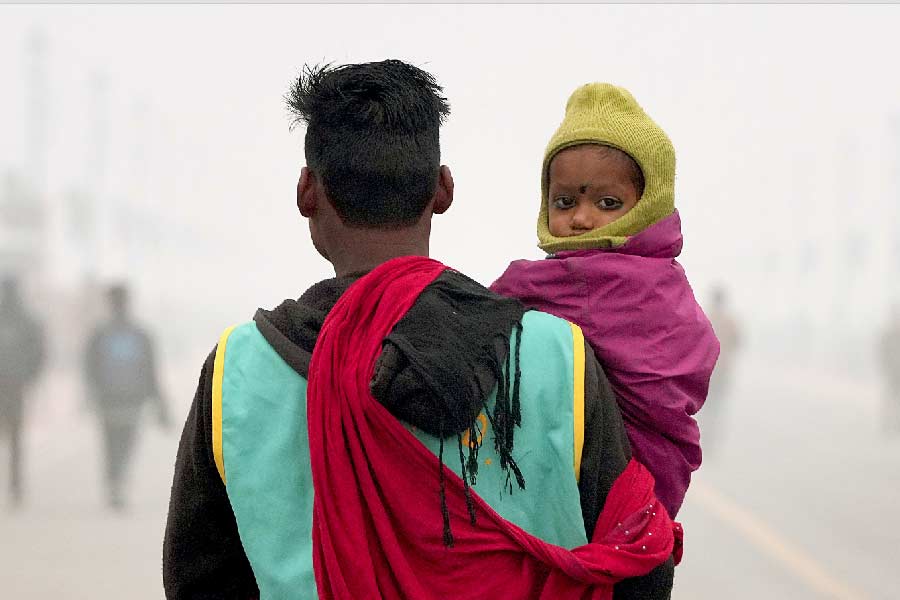 ক্যানিংয়ের তুলনায় আরও জাঁকানো শীত ডায়মন্ডহারবারে। সেখানে পারদ নেমেছে ১০.৪ ডিগ্রিতে। নদিয়ার কৃষ্ণনগরের সর্বনিম্ন তাপমাত্রা ছুঁয়েছে ১২ ডিগ্রি সেলসিয়াস। 