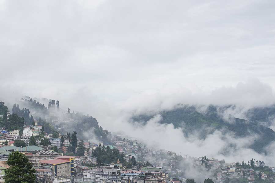 দক্ষিণবঙ্গের পাশাপাশি শীতে জবুথবু উত্তরবঙ্গও। উত্তরের বিভিন্ন জেলায় পারদপতন হয়েছে শুক্রবার। দার্জিলিঙে পারদ নেমেছে ৪.৮ ডিগ্রি সেলসিয়াসে। 