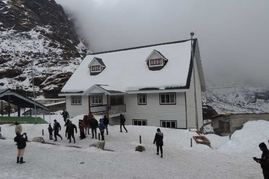 দার্জলিঙের পাশাপাশি কালিম্পঙেও কনকনে ঠান্ডার আমেজ। সেখানে পারদ নেমেছে  ৮ ডিগ্রিতে। জলপাইগুড়ির সর্বনিম্ন তাপমাত্রা ৯.৯ ডিগ্রি। 