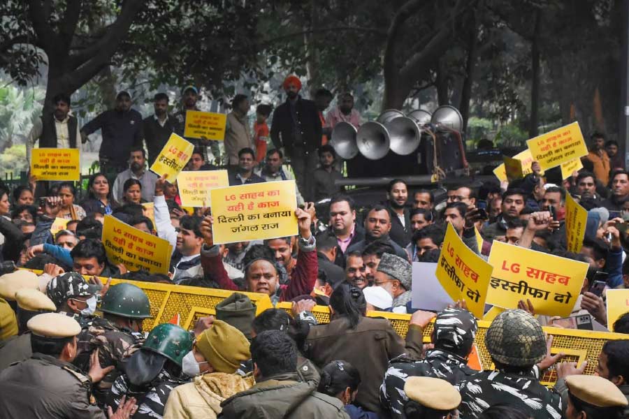 প্রাথমিক তদন্তের পর পুলিশ জেনেছিল, ঘাতক গাড়িতে বসেছিলেন ৫ জন। শুক্রবার দিল্লি পুলিশ এই নিয়ে নতুন এক তথ্য দিল। জানাল, বর্ষবরণের রাতে দিল্লিতে ২০ বছরের অঞ্জলি সিংহকে যখন চাপা দেয় সেই গাড়ি, তখন তাতে ৫ জন নয়, বসেছিলেন ৪ জন। 