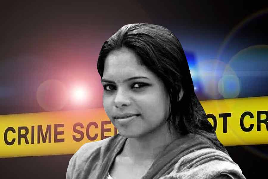 ২০১৯ সালের ২৩ ফেব্রুয়ারি। ভাড়াবাড়ি থেকে এক তরুণীর দেহ উদ্ধার ঘিরে রহস্য ঘনীভূত হল। যে তরুণীর দেহ উদ্ধার করা হয়েছিল, সমাজে তাঁর খ্যাতি রয়েছে। পেশায় চলচ্চিত্র পরিচালক। মাত্র ২৮ বছর বয়সে তরুণী পরিচালকের মৃত্যু নাড়িয়ে দিয়েছিল মালয়ালম ছবির দুনিয়া। 