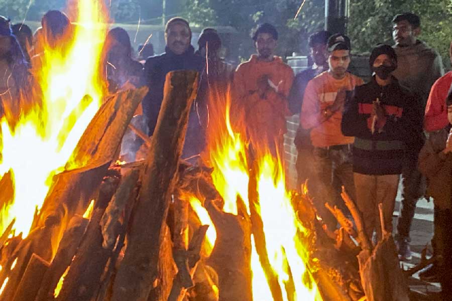 এই আবহেই ওই রাতে অঞ্জলির সঙ্গে থাকা বন্ধু নিধির মন্তব্যে নতুন করে বিতর্ক তৈরি হয়। তিনি দাবি করেন, অঞ্জলি মত্ত হয়ে স্কুটি চালাচ্ছিলেন। 