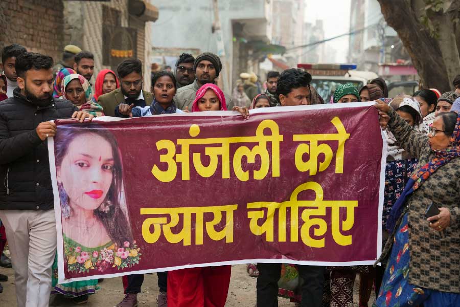 নিধির এই দাবিকে সম্পূর্ণ মিথ্যা বলে উড়িয়ে দেন অঞ্জলির মা। তাঁর অভিযোগ, নিধি মিথ্যা কথা বলছে। তাঁর মেয়েকে খুনের চক্রান্তে সে-ও শামিল ছিল বলে দাবি করেছেন তিনি। অঞ্জলির মায়ের দাবি, মেয়েকে কখনও মদ খেয়ে বাড়িতে ফিরতে দেখেননি। আঙুল তুলেছেন নিধির দিকেও। বলেন, ‘‘ও (নিধি) যদি বন্ধু হয়েই থাকে, তবে বিপদের সময় বন্ধুকে ছেড়ে চলে এল কেন?” ছবি: সংগৃহীত এবং পিটিআই।