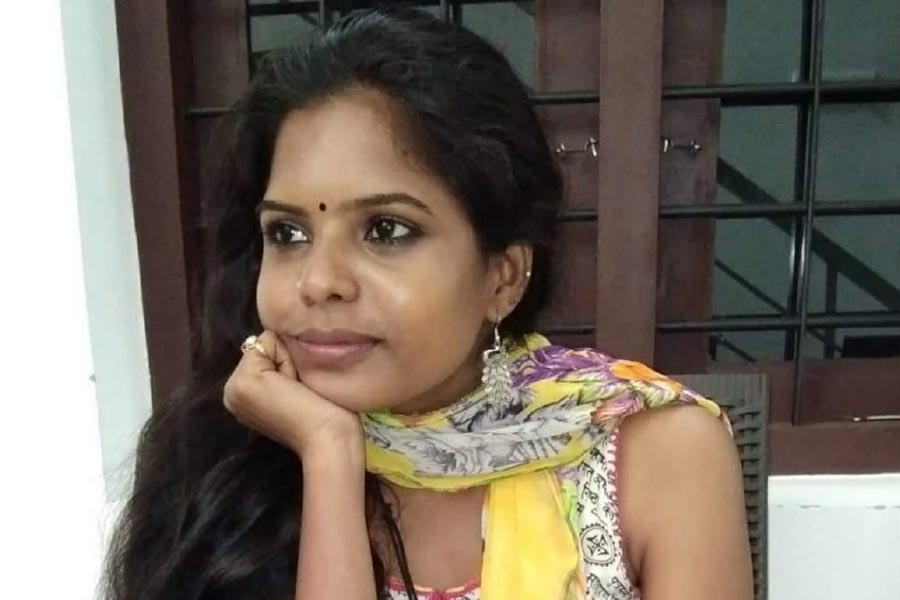 তরুণীর বন্ধুদের এই চাঞ্চল্যকর দাবি প্রকাশ্যে আসতেই নড়েচড়ে বসেছেন তদন্তকারীরা। নতুন করে নয়নার মৃত্যুর তদন্ত শুরু হয়েছে। 