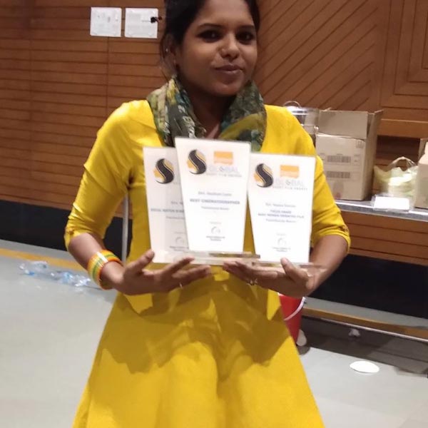  নয়নার মৃত্যুর সময়টিও তাৎপর্যপূর্ণ। ওই বছরের ১৪ জানুয়ারি চেন্নাইয়ের অ্যাপোলো হাসপাতালে মৃত্যু হয় মালয়ালম ছবির পরিচালক লেনিন রাজেন্দ্রনের। ঘটনাচক্রে, লেনিনের সহকারী পরিচালক হিসাবে প্রায় ১০ বছর ধরে কাজ করেছিলেন নয়না। লেনিনের মৃত্যুর এক মাসের ব্যবধানে নয়নার দেহ উদ্ধারের ঘটনা ভিন্ন মাত্রা পায়। 