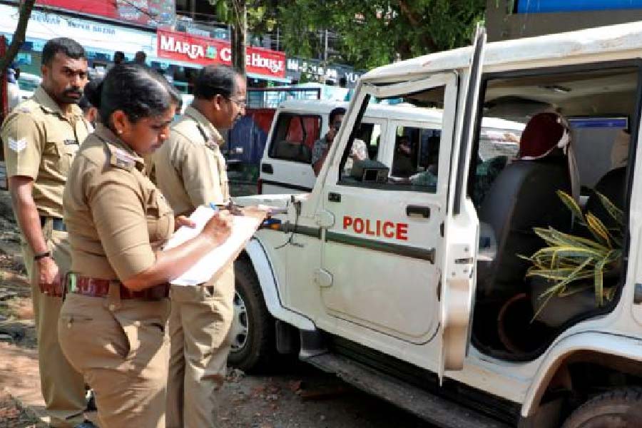  নয়নার দেহে আঘাতের চিহ্ন পাওয়া গিয়েছিল বলে দাবি করা হয়েছে ময়নাতদন্তের রিপোর্টে। ঘাড়েও ক্ষত ছিল বলে দাবি করা হয়েছে। শ্বাসরুদ্ধ হয়ে নয়নার মৃত্যু হয়েছে বলে উল্লেখ করা হয়েছে  ময়নাতদন্তের রিপোর্টে। এর পরই নয়নার মৃত্যুর তদন্তে সরব হন তাঁর বন্ধুরা। 