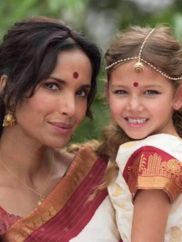 তেমনই একটি রিলের ভিডিয়ো রেকর্ডিংয়ের সময় ক্যামেরায় পিছনে থাকা অভিনেত্রী-কন্যা তার মায়ের শরীর প্রদর্শন নিয়ে একটু সচেতন হয়ে পড়ায় বিতর্কের সূত্রপাত। ভিডিয়োটি যদিও অভিনেত্রীই পোস্ট করেছিলেন তাঁর ইনস্টাগ্রামে।