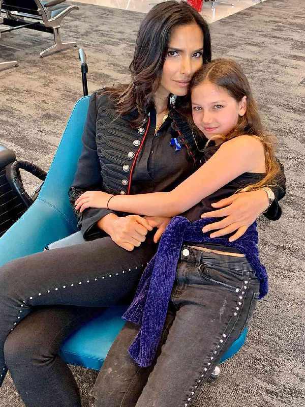 জিন্সের উপর সাদা রঙের খাটো টপ পরেছিলেন পদ্মা। তাঁর ফাঁকে স্পষ্ট দেখা যাচ্ছিল বক্ষবিভাজিকা। ক্যামেরায় তা হাত বাড়িয়ে আড়াল করতেই শুরু হয় মা-মেয়ের কথোপকথন। 