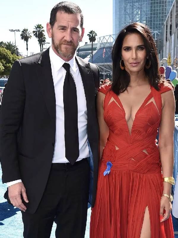 কিন্তু গোটা বিষয়টি প্রকাশ্যে আসার পর এক নতুন বিতর্কের মুখোমুখি হন পদ্মা। সন্তানের বাবা কে? শেষমেশ সন্তানের ডিএনএ পরীক্ষাও করাতে হয় পদ্মাকে। জানা যায় তাঁর সন্তানের বাবা অ্যাডামই। 