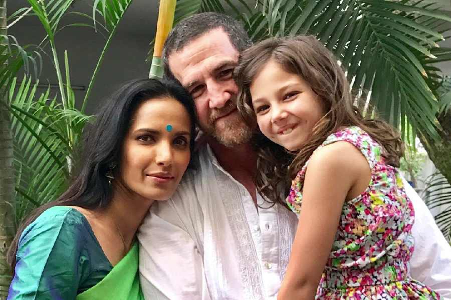 শেষে কন্যা কৃষ্ণার নামে অ্যাডামের নাম জুড়ে স্বস্তি পান পদ্মা। তবে প্রেমে পড়া বন্ধ হয়নি তাঁর। 