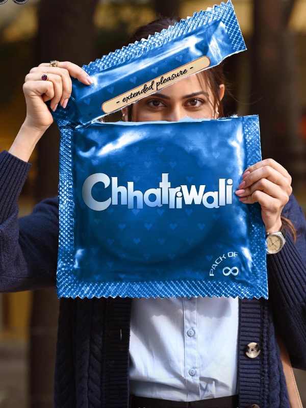 সেই সব পোস্টারের কোনওটিতে রাকুলের হাতে কন্ডোমের প্যাকেট, কোথাও আবার ব্ল্যাকবোর্ডে আঁকা মহিলা এবং পুরুষাঙ্গের ছবি। আর একটি ব্ল্যাকবোর্ডে গোটা গোটা অক্ষরে লেখা রয়েছে পড়ানোর বিষয়— যৌনশিক্ষা। 