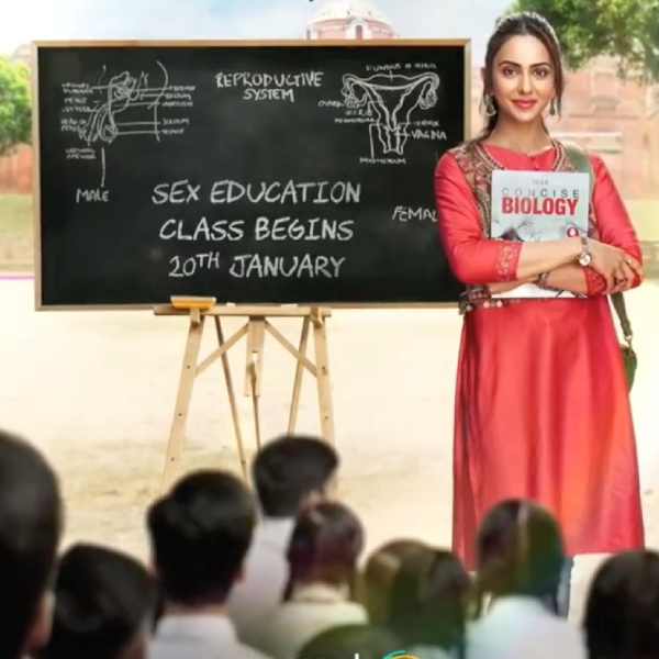 সেই ব্ল্যাকবোর্ডের সামনেই দাঁড়িয়ে থাকা রাকুলের হাতে একটি জীবন বিজ্ঞানের বই। মাঠের মাঝখানে তাঁর ক্লাসে ছাত্রছাত্রীদের ভিড়ও দেখা যাচ্ছে।  