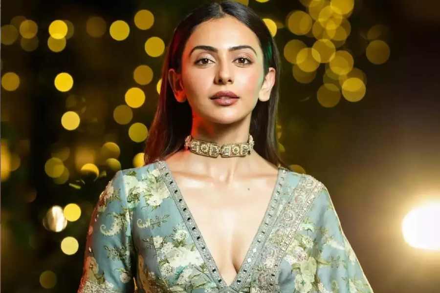 আসলে ২০ জানুয়ারি যৌনশিক্ষার ক্লাস শুরু হবে বলিউডের আসন্ন সিনেমা ‘ছত্রিওয়ালি’তে। ওই দিনই মুক্তি পাচ্ছে ‘ছত্রিওয়ালি’। যেখানে যৌনশিক্ষা বিষয়ে শিক্ষিত করবেন ছবির নায়িকা রাকুলপ্রীত। 