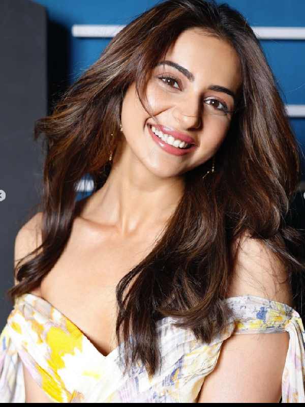 ছবির প্রযোজক রনি স্ক্রুওয়ালা। যিনি বলিউডে অন্য ধারার ছবির প্রযোজক হিসাবে প্রতিষ্ঠিত করেছেন নিজেকে। লাইফ ইন আ মেট্রো, দেব ডি, ফ্যাশন, লক্ষ্য, স্বদেশ, দিল্লি-৬, উড়ান, ডেলি বেলি, চিল্লার পার্টি, বরফি, রং দে বসন্তী, ফিজ়া, কাই পো চে, আ ওয়েডনেস ডে, পান সিং তোমর, গুজ়ারিশ— রনির গৎভাঙা সিনেমার তালিকা থামার নয়। 