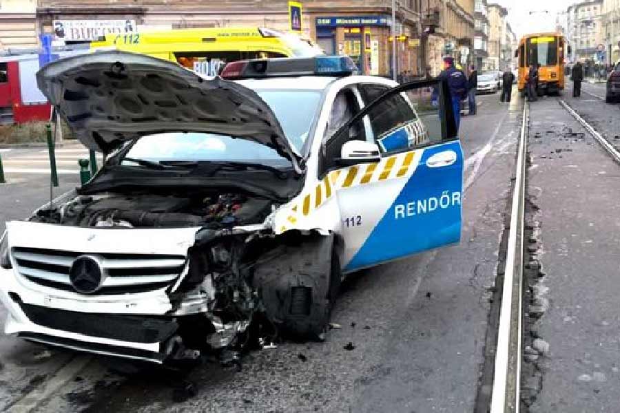 স্থানীয় সংবাদমাধ্যমের প্রতিবেদন অনুযায়ী, ২ জানুয়ারি হাঙ্গেরির বুদাপেস্টে এই দুর্ঘটনা ঘটে। দুর্ঘটনার পর স্থানীয়রা এক জন পুলিশ আধিকারিক এবং এক পর্ন তারকাকে দ্রুত হাসপাতালে ভর্তি করাতে নিয়ে যান।