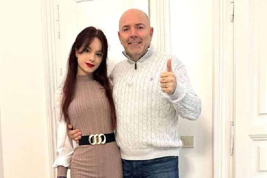 দুর্ঘটনাগ্রস্ত গাড়িটিতে উডম্যানের সঙ্গে ছিলেন পর্ন অভিনেতা লিজ় ওশান এবং লোলা হার্ট। পর্ন জগতে তাঁরাও সুপরিচিত নাম। দুর্ঘটনার কারণে এঁদের মধ্যে লোলার অবস্থা গুরুতর ছিল। তবে তিনিও এখন বিপন্মুক্ত বলে সংবাদমাধ্যমের প্রতিবেদনে বলা হয়েছে।