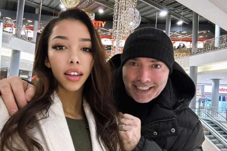 পুলিশের দাবি, উডম্যানের গাড়িটি জোরে এসে পুলিশের গাড়িতে ধাক্কা মারে। ধাক্কা খেয়ে পুলিশের গাড়ির বনেট ভেঙে ফেলে বলেও পুলিশের অভিযোগ। যদিও উডম্যানের অভিযোগ, পুলিশের গাড়িটি এসে তাঁদের গাড়িতে ধাক্কা মারে।