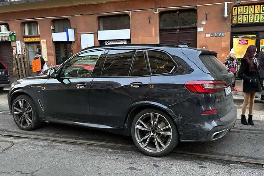 পুলিশের গাড়ির সঙ্গে সংঘর্ষের সময় উডম্যানরা একটি এসইউভি গাড়িতে শুটিংয়ে যাচ্ছিলেন বলে স্থানীয় সংবাদমাধ্যমে উঠে এসেছে। 