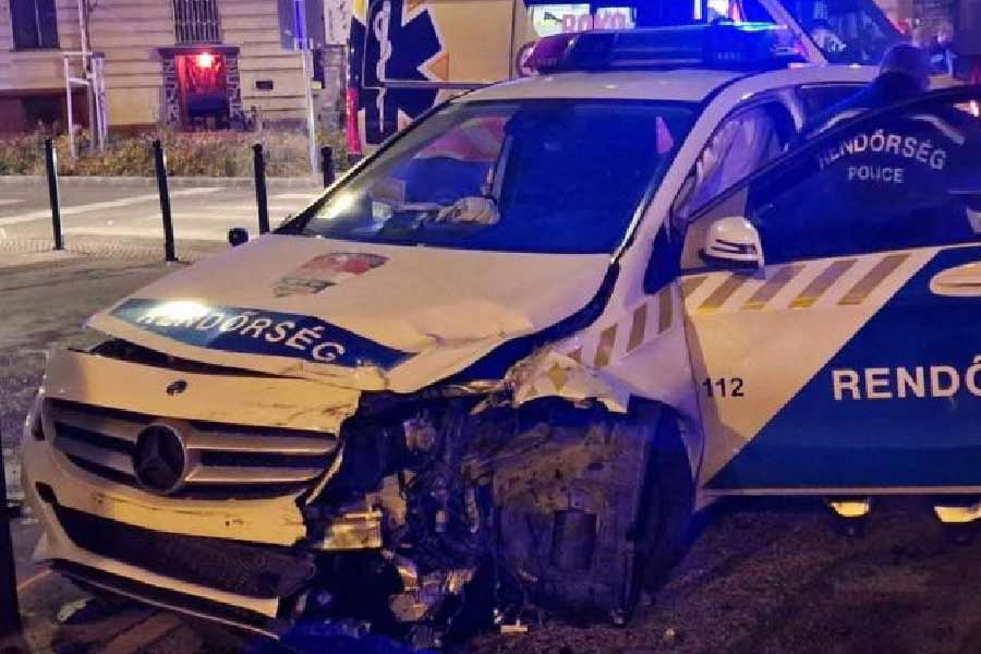 দুর্ঘটনার ভয়ঙ্কর ছবি ইতিমধ্যেই প্রকাশ্যে এসেছে। সেই ছবিতে দেখা গিয়েছে পুলিশের গাড়ির সামনের অংশ একেবারে দুমড়েমুচড়ে গিয়েছে।