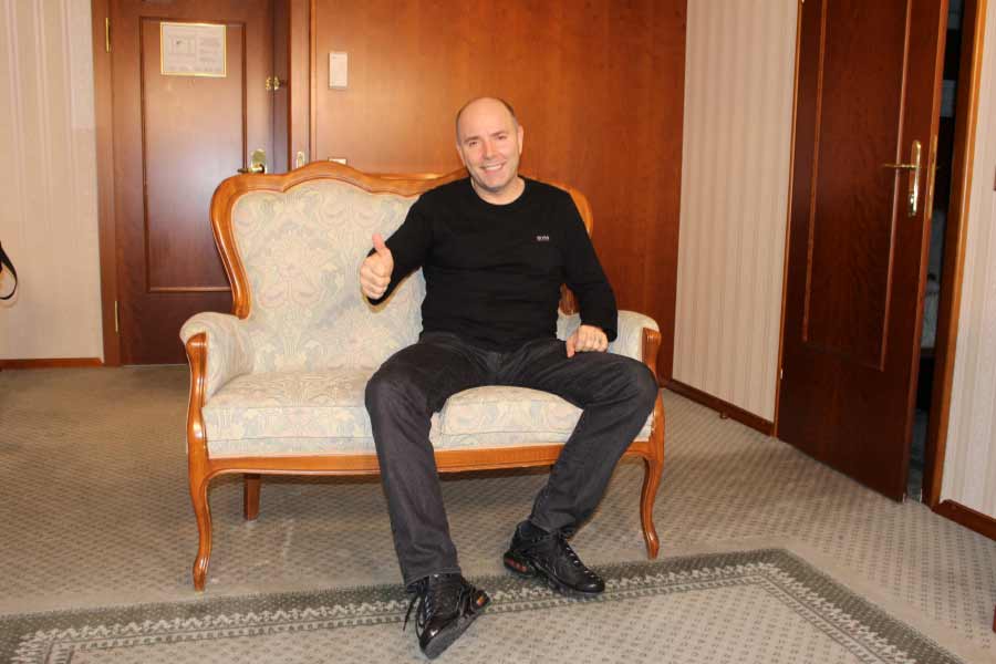 পিয়েরে উডম্যানের জন্ম ১৯৬৩ সালের ২৯ এপ্রিল। মাত্র ১৬ বছর বয়সে তিনি আয় করা শুরু করেন। ওই সময় তিনি বিভিন্ন পানশালায় কাজ করেছেন। কাজ করেছেন ছোটখাটো বেসরকারি সংস্থার সেলসম্যান হিসাবেও। 