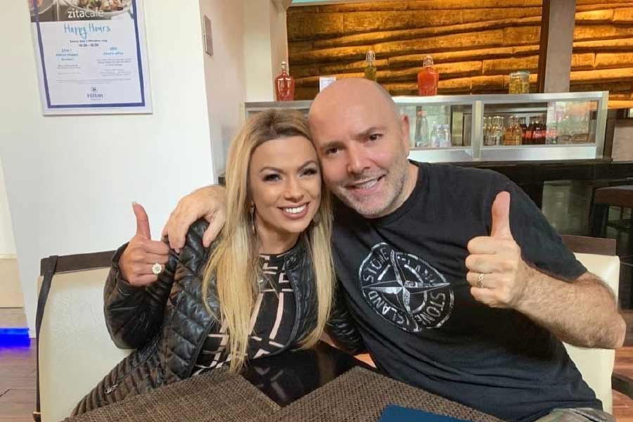 ১৯৮৯ সালে, তিনি সাংবাদিক হিসাবে একটি পর্ন পত্রিকায় যোগ দেন। ১৯৯২ সালের শুরুতে পর্ন ছবি পরিচালনার জন্য তিনি নিজেই একটি সংস্থা চালু করেন। এর পর থেকে একে একে বহু পর্ন ছবি পরিচালনা করে ফেলেন তিনি।