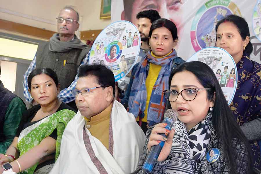 বার্তা: ‘দিদির সুরক্ষা কবচ’ নিয়ে সাংবাদিক বৈঠকে বিধায়ক জুন মালিয়া। মেদিনীপুরের ফেডারেশন হলে। শুক্রবার। নিজস্ব চিত্র