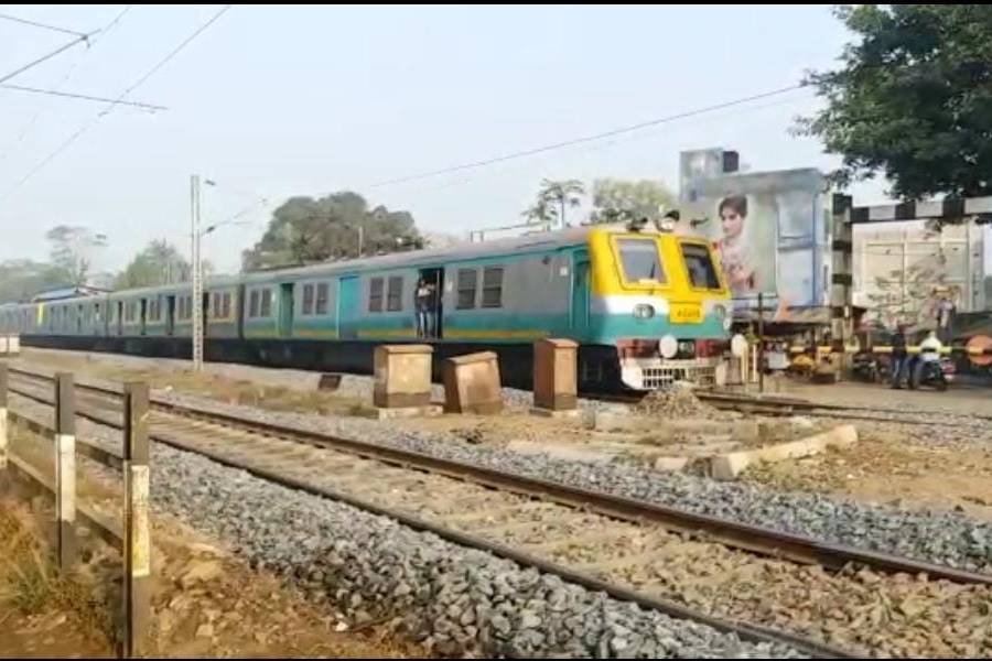 রেললাইনে ফাটল! হাওড়া তারকেশ্বর ডাউন লাইনে ট্রেন চলাচল ব্যাহত, বেশ কিছু ট্রেন চলছে দেরিতে