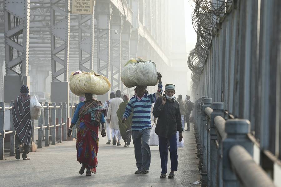 শুক্রবার কলকাতায় পারদ নেমেছিল ১০ ডিগ্রির ঘরে। যা ছিল এই মরশুমের শীতলতম দিন। শনিবার শহরে পারদ কিছুটা ঊর্ধ্বমুখী। তবে কনকনে ঠান্ডার দাপট কমেনি। সকাল থেকেই বইছে উত্তুরে হাওয়া। যার জেরে সপ্তাহান্তে জাঁকিয়ে শীত শহরে। 