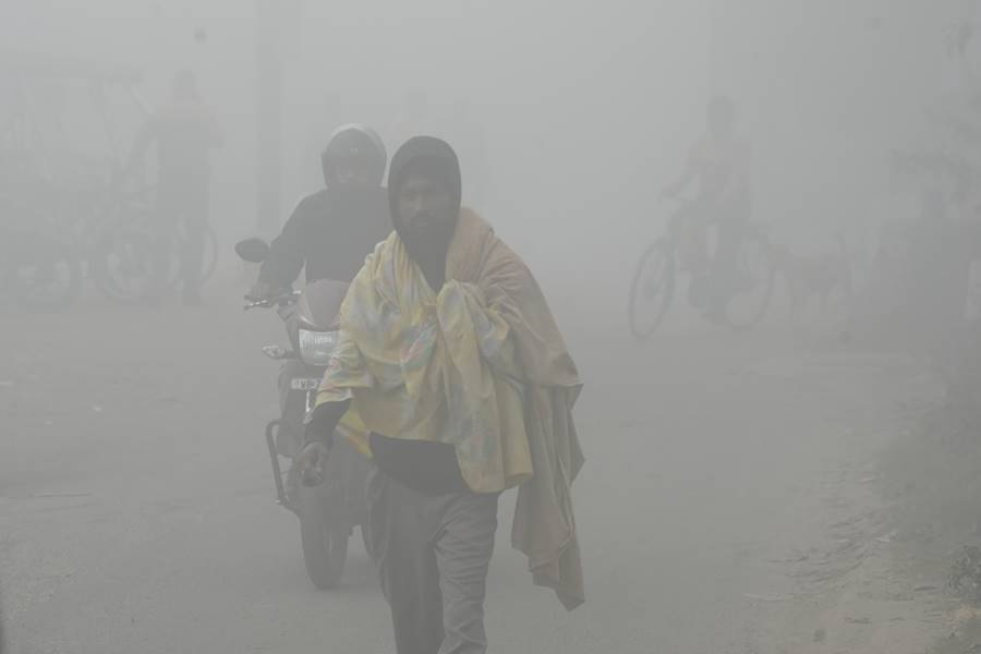 হাওয়া অফিস সূত্রে জানা গিয়েছে, শনিবার কলকাতার সর্বনিম্ন তাপমাত্রা ১২ ডিগ্রি সেলসিয়াস। যা স্বাভাবিকের থেকে ২ ডিগ্রি কম। আগামী কয়েক দিন কলকাতার সর্বনিম্ন তাপমাত্রা ১২-১৩ ডিগ্রির আশপাশে থাকবে। ফলে বজায় থাকবে ঠান্ডা। 
