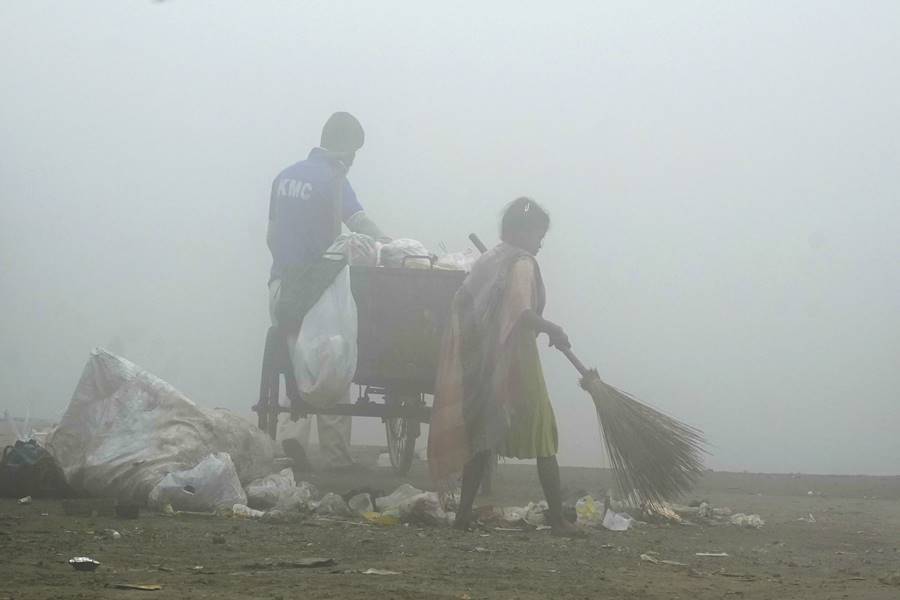 পুরুলিয়ার পরেই বীরভূমের শ্রীনিকেতনে সবচেয়ে হাড়হিম কনা ঠান্ডা। সেখানে শনিবার সর্বনিম্ন তাপমাত্রা নেমেছে ৮.৪ ডিগ্রিতে। 