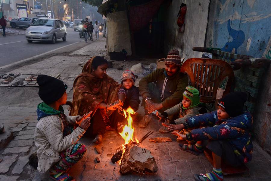 বর্ধমানেও জাঁকিয়ে শীত। গত কয়েক দিন ধরেই এই জেলায় তাপমাত্রা ১০ ডিগ্রির নীচে। শনিবার পারদ নেমেছে ৮.৮ ডিগ্রি সেলসিয়াসে। 