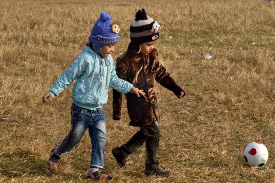 মগরায় পারদ নেমেছে ৯ ডিগ্রি সেলসিয়াসে। পানাগড়েরও তাপমাত্রা ৯ ডিগ্রিতে নেমেছে। ফলে সেখানেও ঠান্ডায় জবুথবু মানুষ। 