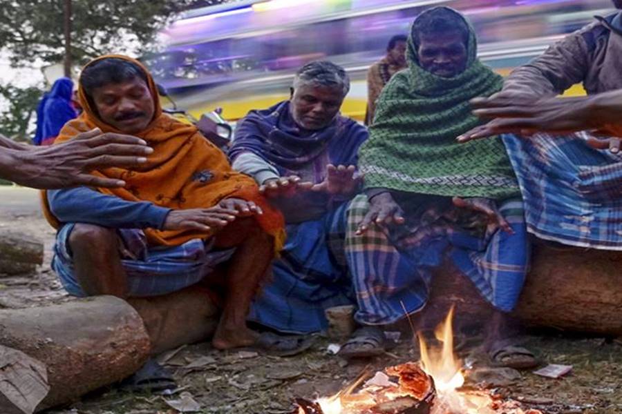 বাঁকুড়াতেও পারদ নেমেছে ১০ ডিগ্রির নীচে। সেখানে সর্বনিম্ন তাপমাত্রা ছুঁয়েছে ৯.২ ডিগ্রি সেলসিয়াস। শুক্রবার বাঁকুড়ার সর্বনিম্ন তাপমাত্রা ছিল ৭.৮  ডিগ্রি সেলসিয়াস।