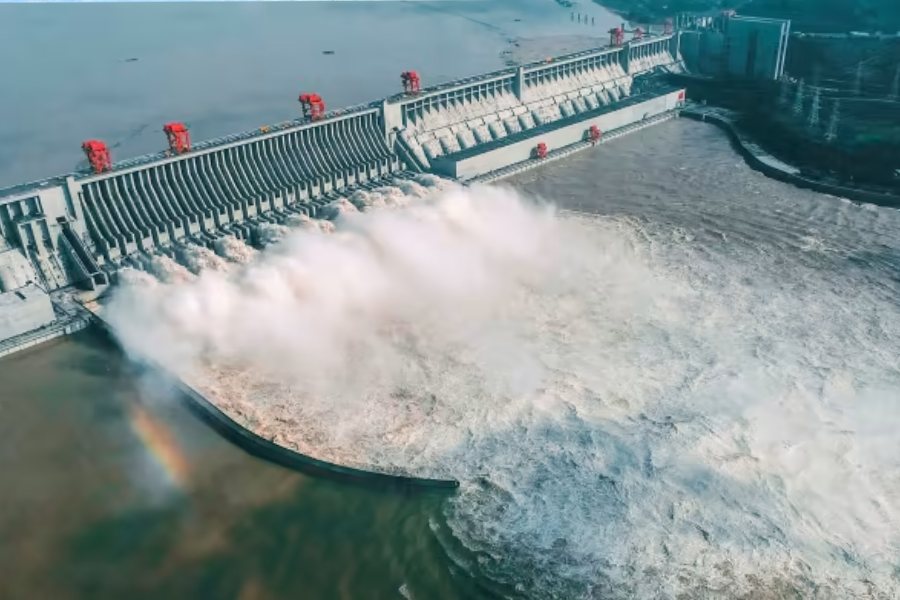 শুধু তা-ই নয়, পৃথিবীর আহ্নিক গতির বেগেও পরিবর্তন দেখা দিয়েছে থ্রি গর্জেস বাঁধের বিপুল জলরাশির চাপে। আগের চেয়ে পৃথিবীর আহ্নিক গতি কমে গিয়েছে। এর ফলে বেড়ে গিয়েছে দিনের দৈর্ঘ্য।