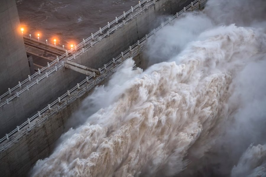 থ্রি গর্জেস বাঁধ নির্মাণের কাজ শুরু হয় ১৯৯৪ সালে। ৪০ হাজার কর্মী এই বাঁধ তৈরির কাজ করেছিলেন। বাঁধ তৈরিতে প্রায় ৩ কোটি ঘন মিটার কংক্রিটের ব্যবহার করা হয়েছিল।
