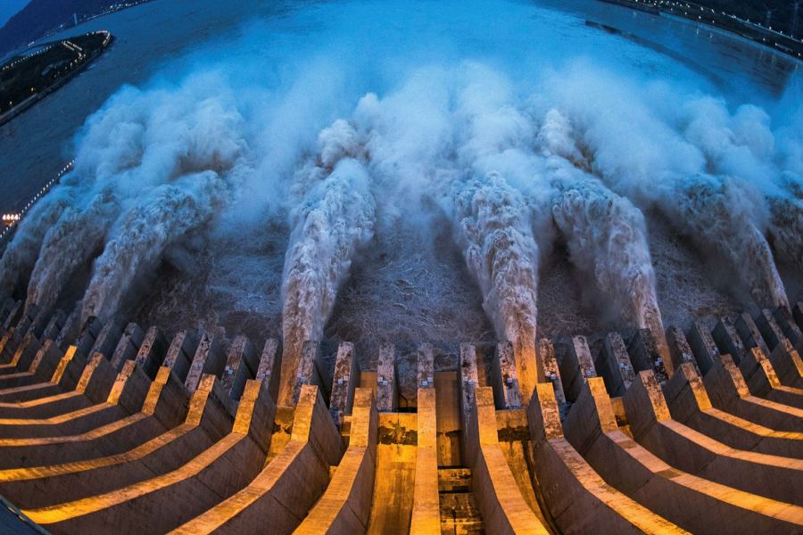 ১৭ বছর ধরে তৈরি করা হয় থ্রি গর্জেস বাঁধ। তা-ও এর নির্মাণ সম্পূর্ণ হয়নি। পরে আলাদা করে জাহাজ তোলার জন্য ‘শিপ লিফ্ট’-সহ আরও নানা যন্ত্রপাতি তৈরি করা হয়।