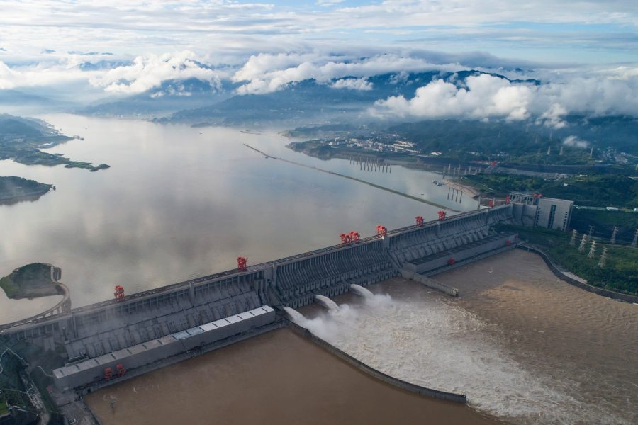 থ্রি গর্জেস বাঁধটি তৈরি করতে ২৬ লক্ষ ৪২ হাজার ৬৪০ কোটি টাকা খরচ হয়েছে। ২.৩ কিলোমিটার দীর্ঘ এই বাঁধের উচ্চতা ১৮০ মিটার।