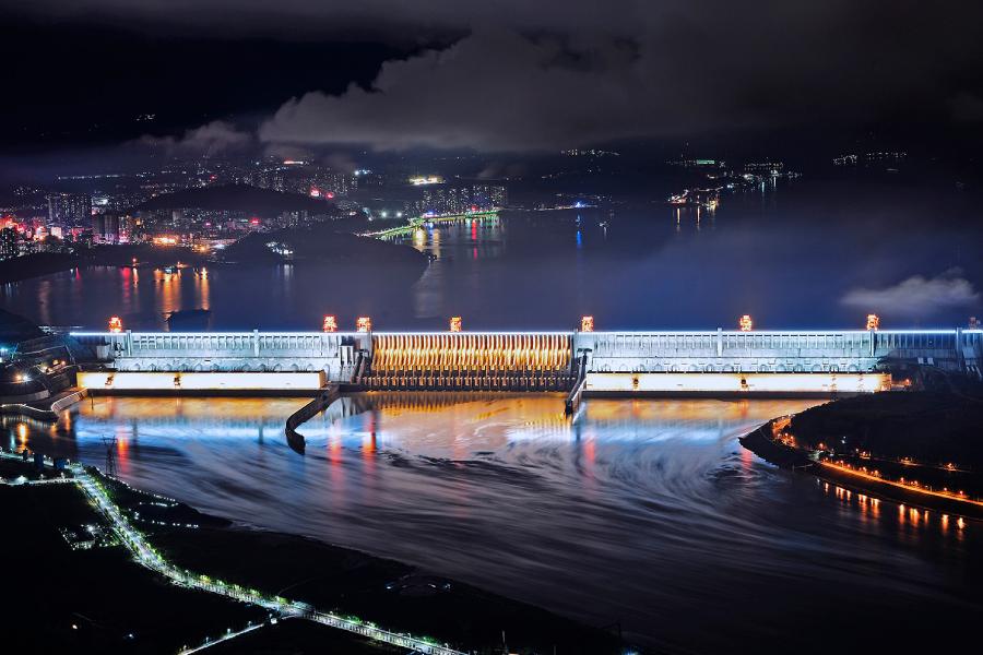 তবে, থ্রি গর্জেস বাঁধের ইতিহাসের পরতে পরতে জড়িয়ে রয়েছে বিতর্ক। ইয়াংৎজি নদী বর্ষায় ভয়ানক রূপ ধারণ করত। তার প্রকোপে চিনের বহু এলাকায় বন্যা দেখা দিত। চাষবাসের জমিরও ক্ষতি হত ব্যাপক।