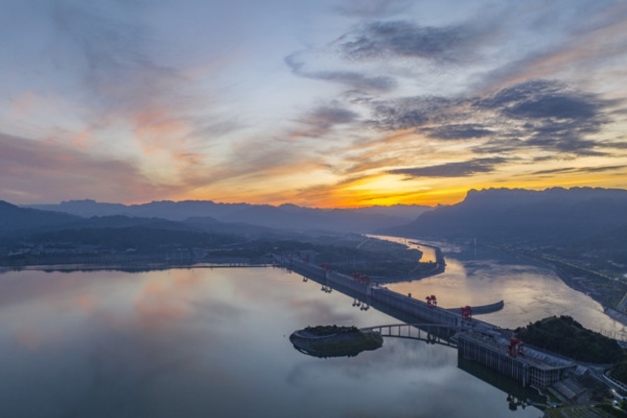 ১৯৪৪ সালে হেড ডিজ়াইন ইঞ্জিনিয়ার জন এল সাভেজ জায়গা পরিদর্শন করে আসেন। ৫৪ জন স্থানীয় ইঞ্জিনিয়ারকে প্রশিক্ষণের জন্য আমেরিকাতেও পাঠানো হয়। এই ঘটনার কয়েক বছর পর চিনে কমিউনিস্ট পার্টি ক্ষমতায় আসে। ১৯৪৯ সালে প্রেসিডেন্ট মাও জে দং থ্রি গর্জেস বাঁধ নির্মাণের পরিকল্পনাকে এগিয়ে নিয়ে যাওয়ার সিদ্ধান্ত নেন। তার পরেও পাঁচ দশক পর বাঁধ নির্মাণের কাজ শুরু হয়।