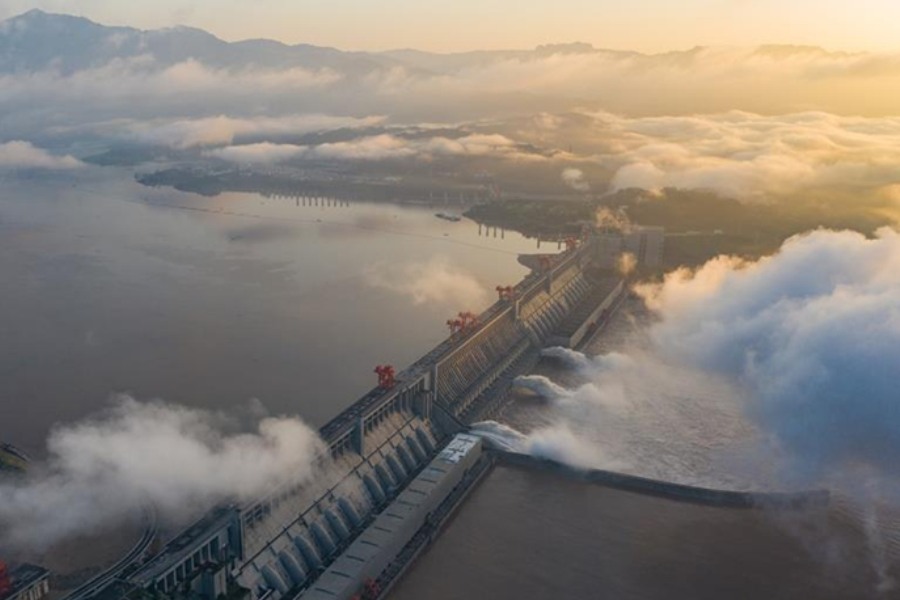 তবে নির্মাণের পর যখন প্রথম বার থ্রি গর্জেস বাঁধ জলভর্তি করা হয়, তখন ওই জল বেরিয়ে চিনের দেড় হাজার শহর ভাসিয়ে দেয়। স্থানীয়েরা এর বিরুদ্ধে প্রতিবাদে সরব হন। এই ঘটনা আন্তর্জাতিক স্তরেও পৌঁছে যায়। 