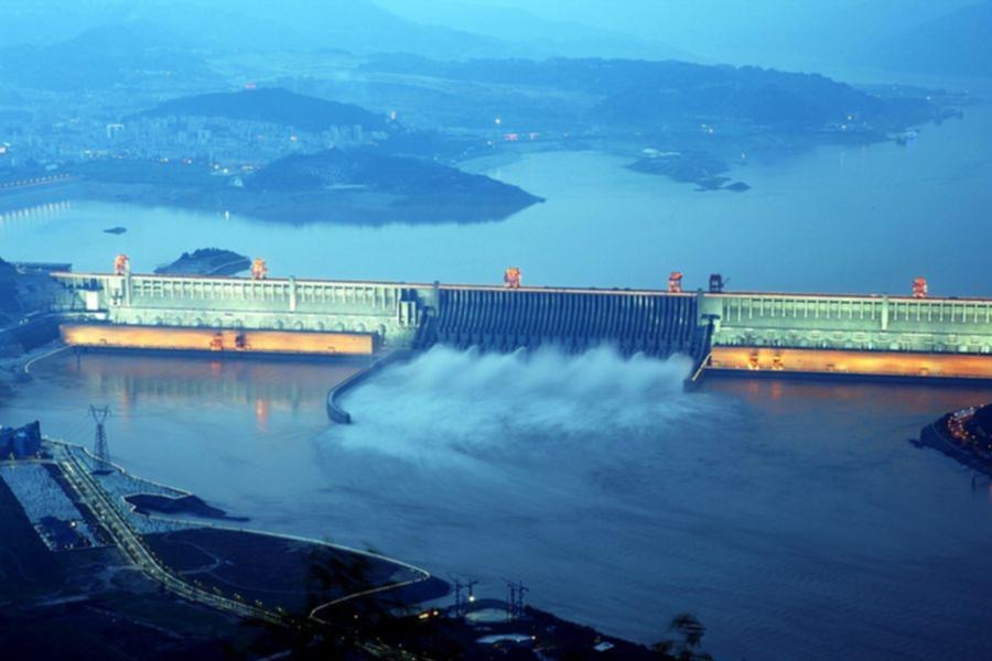 পরে থ্রি গর্জেস বাঁধে কংক্রিট স্যুট, স্পিলওয়ে গেট-সহ নানা জরুরি ব্যবস্থা নেওয়া হয়। এই বাঁধ নির্মাণের কাজ সহজ ছিল না। ৩২টি টারবাইনের এক একটি মোট ৭০০ মেগাওয়াট শক্তি উৎপাদনে সক্ষম, এমন টারবাইন ব্যবহার করা হয় থ্রি গর্জেস বাঁধে। থ্রি গর্জেস বাঁধ চিনের অর্থনীতি ফুলেফেঁপে ওঠার অন্যতম কারণ বটে।