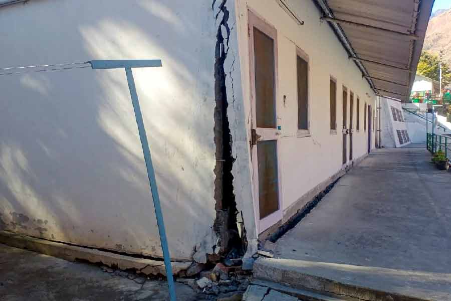 চামোলি জেলার শহর জোশীমঠ পরিচিত ‘গেটওয়ে অফ গাড়োয়াল’ নামেও। অনেকের কাছে এই শহর পরিচিত ‘জ্যোতির্মঠ’ হিসাবে। ২০১১ সালের জনশুমারি অনুযায়ী, জনসংখ্যা সর্বসাকুল্যে ১৬ হাজার ৭০৯।