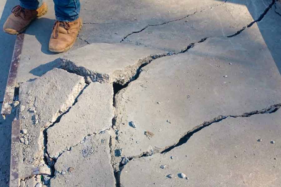 কথিত আছে, সমতল থেকে প্রায় ১ হাজার ৮৭৫ মিটার উচ্চতায় থাকা জোশীমঠ শহর আদি শঙ্করাচার্য দ্বারা প্রতিষ্ঠিত চারটি প্রধান পীঠের একটি। গাড়োয়াল হিমালয় পর্বত অভিযান এবং পর্বতারোহণের জন্য এই শহরে প্রতি বছর প্রচুর মানুষ ভিড় জমান। বদ্রীনাথ এবং হেমকুণ্ড সাহিবগামী হিন্দু এবং শিখ তীর্থযাত্রীদের অন্যতম প্রধান আশ্রয়স্থল এই শহর। সেই জোশীমঠই এ বার বিপদের মুখে।