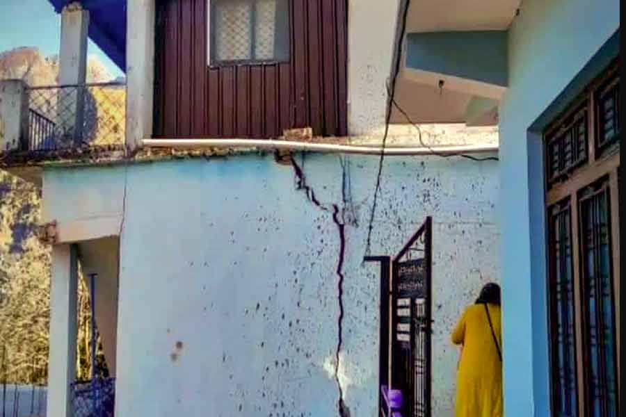 বৃহস্পতি এবং শুক্রের পর উত্তরাখণ্ডের মুখ্যমন্ত্রী পুষ্কর সিংহ ধামী শনিবারও একটি মন্দির এবং বেশ কয়েকটি বাড়ির অবস্থা দেখতে জোশীমঠ যাবেন বলে সূত্রের খবর। প্রায় ৬০০ পরিবারকে দ্রুত সরিয়ে নিয়ে যাওয়ার নির্দেশ তিনি দিয়েছেন।